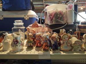 lot 128 image: Household dcor small statue, cona...