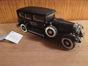 lot 18 image: 1930 452 Cadillac Imperial Sedan Model Car By Franklin Mint