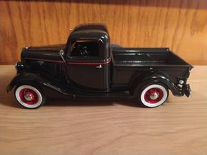 lot 24 image: Vintage 1935 Ford Pickup Model Car By The Danbury Mint