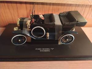 lot 49 image: Ford Model T Touring Model Car
