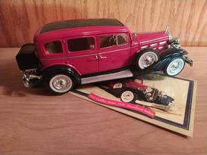 lot 221 image: 1933 Cadillac Series 355C Fleetwood Sedan Model Car By National Motor Museum Mint