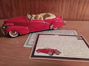 lot 231 image: 1940 Cadillac Series 62 Convertible Coupe - 5 Passenger Model Car By National Motor Museum Mint