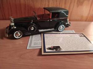 lot 234 image: 1933 Cadillac Series 452-C Fleetwood Town Cabriolet Model Car By National Motor Museum Mint