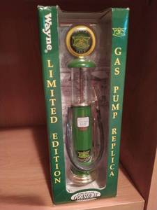 lot 252 image: John Deere Die-Cast Limited Edition Wayne Gas Pump By Gearbox Toys