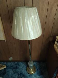 lot 402 image: Vintage Floor Lamp
