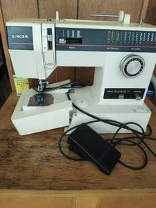 lot 429 image: Singer Sewing Machine With cabinet And Accessories