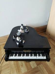 lot 107 image: Disney Piano Toy And Two Dancing Figurines