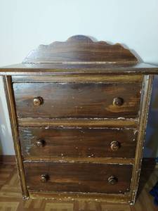 lot 152 image: Vintage Three Drawer Chest Style Dresser