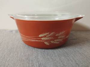 lot 3 image: Vintage Pyrex Autumn Harvest Wheat Lidded Casserole Dish