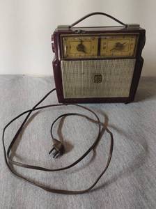 lot 4 image: Vintage Motorola 53LC2 Radio