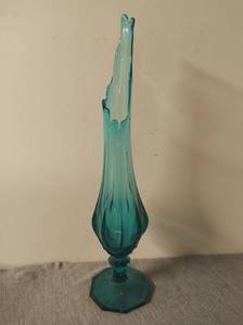 lot 6 image: Vintage Blue Stretch Glass Vase