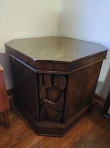lot 83 image: Vintage End Table