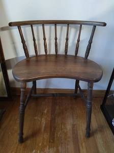 lot 89 image: Accent Chair
