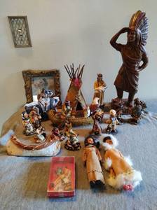 lot 301 image: Collection of Native American Figurines and Dcor
