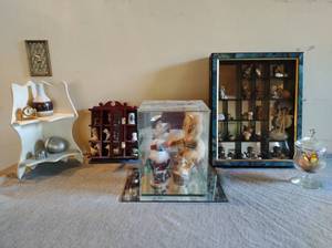 lot 302 image: Collection of Figurines and Display Cases