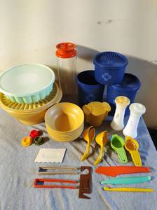 lot 333 image: Collection of Vintage Tupperware