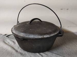 lot 331 image: Cast Iron Dutch Oven Pot with Lid