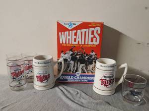 lot 351 image: Minnesota Twins Themed Items