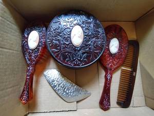 lot 358 image: Avon Cameo Grooming Set