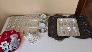 lot 248 image: Lot of Christmas Bakeware, Teacups, Saucers & Teapot