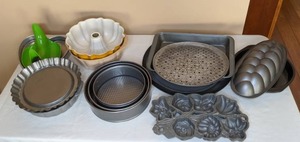 lot 258 image: Bakeware Lot - John Wright Sconce Pan and a Variety of Others