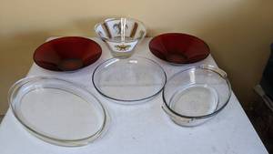 lot 275 image: Set of (6) Glass Plates Platter and Bowls 