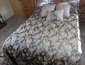 lot 165 image: Beautiful Paisley Queen Bedspread with (5) Throw Pillows