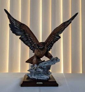 lot 39 image: Hawk Figurine by Giuseppe Armani