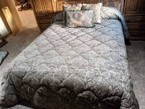 lot 33 image: Lovely Queen Size Bedspread and Throw Pillows