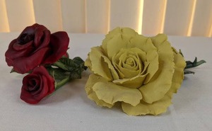 lot 82 image: Homco Bone China Red Rose and Yellow Flower