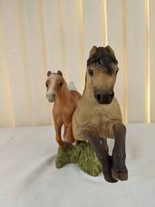 lot 187 image: Classic Critters Figurine Running Horse Pair