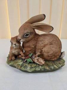 lot 58 image: Adorable Homco Mama and Baby Bunny Porcelain Figurine