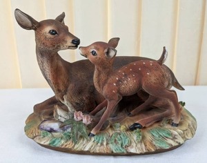 lot 138 image: Beautiful Momma Deer & Fawn Figurine