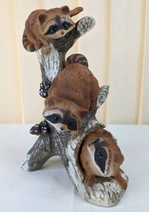 lot 142 image: Vintage Masterpiece Porcelain Homco Raccoons on Trunk 7 34 high