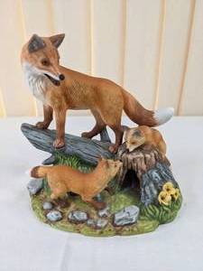 lot 154 image: Vintage Red Fox Family by Andrea, Porcelain Fox Statue - 1996