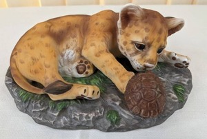 lot 166 image: 1985 Homco Masterpiece Porcelain Lion Cub WTurtle