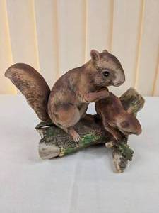 lot 198 image: Beautiful Figurine Two Red Squirrels on a Log