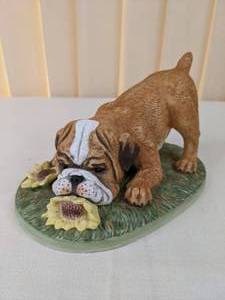 lot 194 image: Vintage Masterpiece Porcelain by Homco Figurine, Bulldog Puppy with Sunflowers