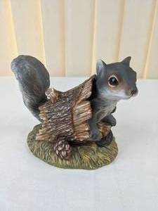 lot 190 image: Vintage Porcelain Bisque Grey Squirrel by Masterpiece Porcelain by Homco