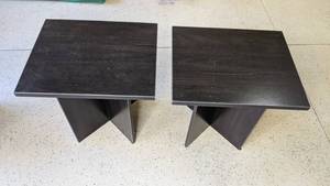 lot 306 image: Simple Set of (2) Modern Side Tables