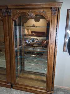 lot 12 image: Elegant Locking Glass Display Case