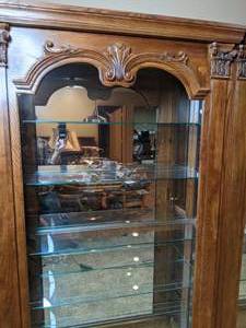lot 11 image: Elegant Locking Glass Display Case