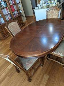 lot 25 image: Gorgeous Wooden Dining Table & (4) Matching Chairs