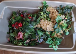 lot 205 image: Mixed Lot of Christmas Dcor