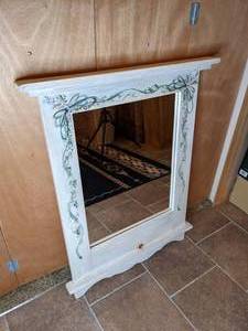 lot 60 image: Country Themed Mirror, Flowers & Bows