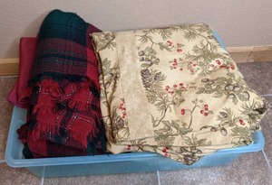 lot 200 image: Mixed Lot of Christmas Linens