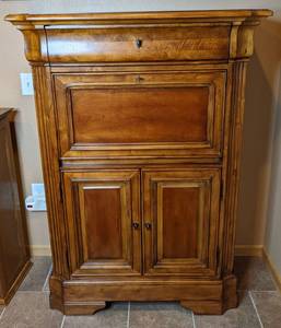 lot 49 image: Eye Catching Wood Wine StorageBar Service Cabinet