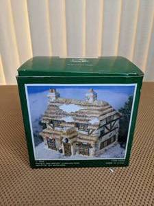 lot 136 image: Bristol Township Lamplight Collection Porcelain Foxdown Manor