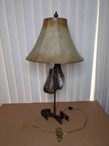lot 140 image: Rustic Horse Stirrup Table Lamp