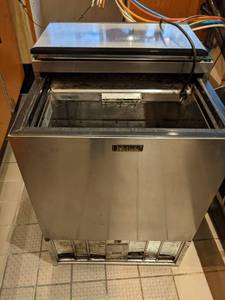 lot 12 image: Perlick GlassBeverage Chiller